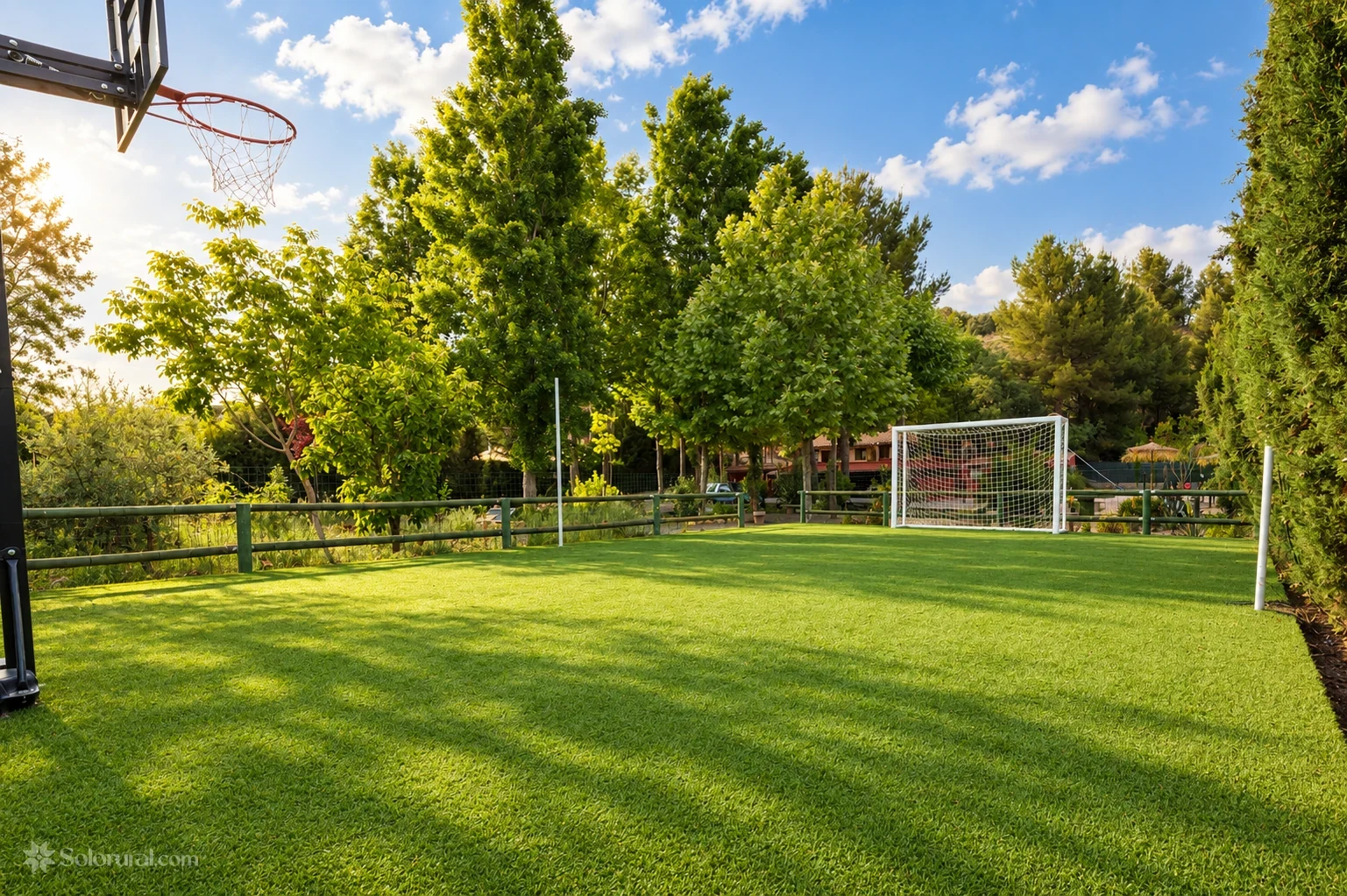 Pista deportiva de césped artificial entre árboles