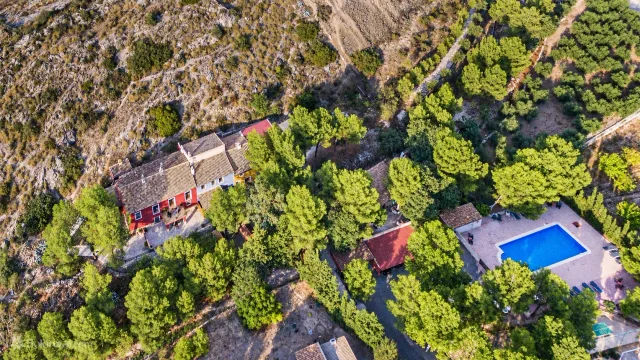 Vista aérea de las casas y la piscina
