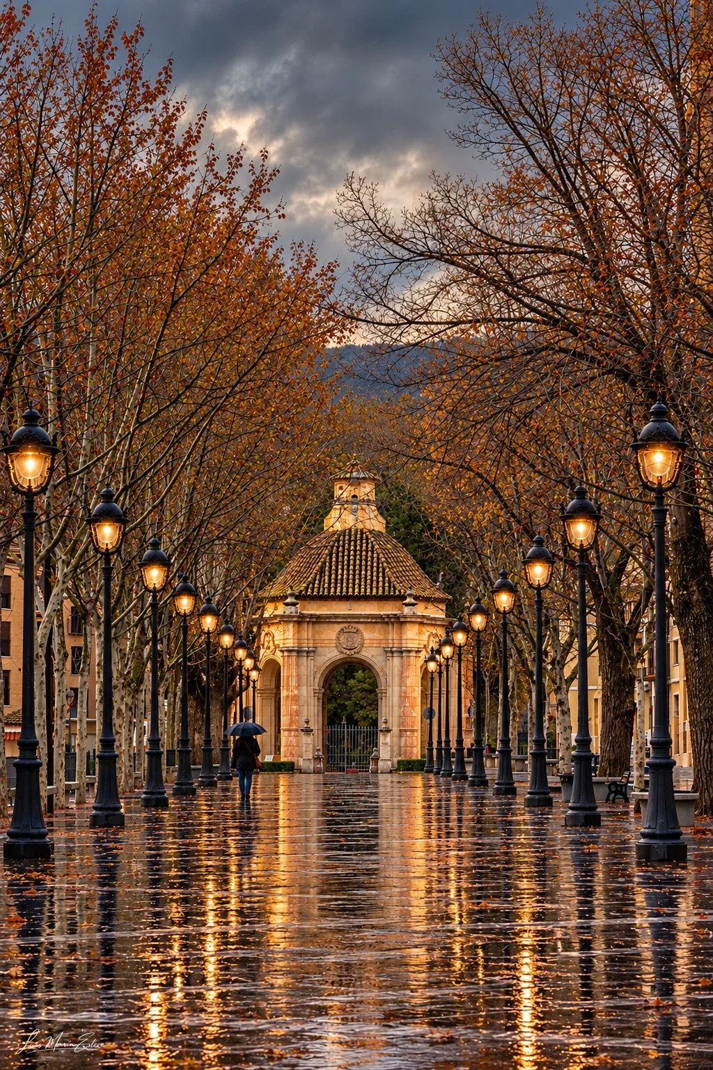 Día lluvioso en la Glorieta con el templete al fondo