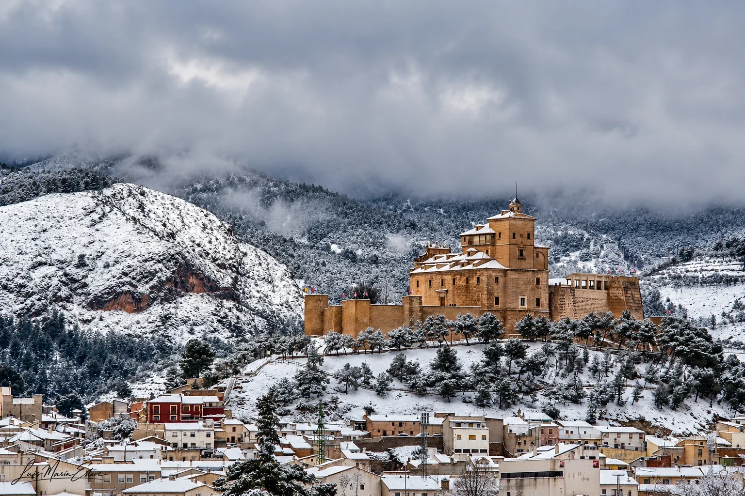 Vista del castillo con nieve